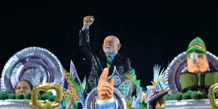 Escola que homenageou Lula no Carnaval do Rio é rebaixada
