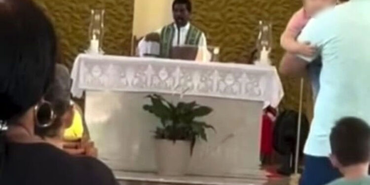 Padre recusa comunhão a apoiadores de Nikolas Ferreira durante missa no Vale do Aço