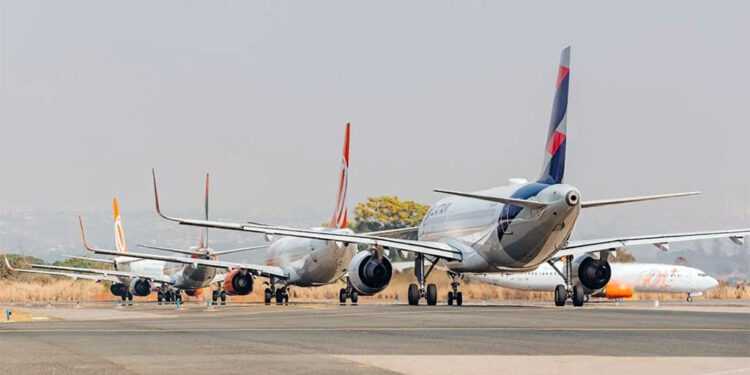 Companhias aéreas elevam tarifas e reduzem voos após alta do querosene em meio à guerra no Irã