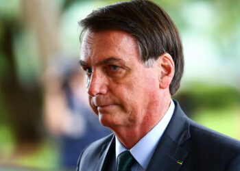 Bolsonaro apresenta melhora clínica, mas permanece na UTI em Brasília