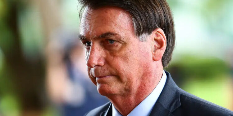 Bolsonaro apresenta melhora clínica, mas permanece na UTI em Brasília