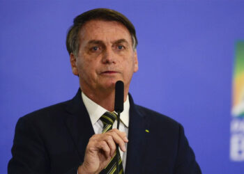 Bolsonaro é diagnosticado com broncopneumonia e permanece internado