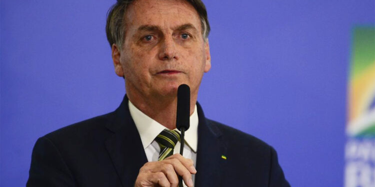 Bolsonaro é diagnosticado com broncopneumonia e permanece internado