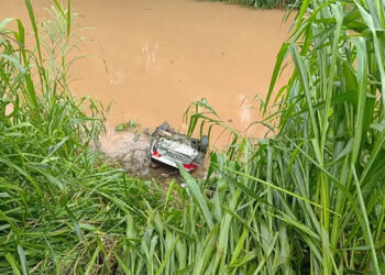 Polícia investiga acidente que matou três após carro cair em ribeirão em Ipatinga