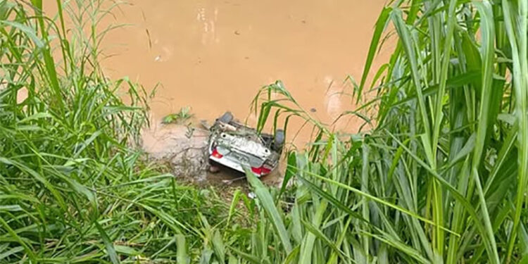 Polícia investiga acidente que matou três após carro cair em ribeirão em Ipatinga