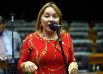 Ministro do STF aponta uso de recursos desviados do INSS na compra de imóveis e bens de luxo por deputada