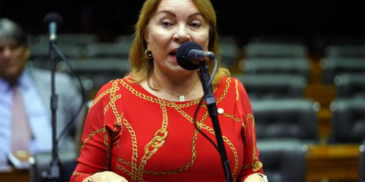 Ministro do STF aponta uso de recursos desviados do INSS na compra de imóveis e bens de luxo por deputada