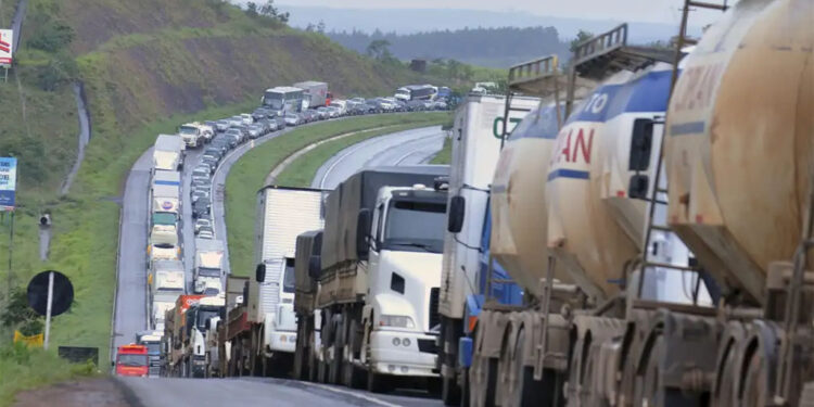 Caminhoneiros articulam greve nacional diante da disparada do diesel