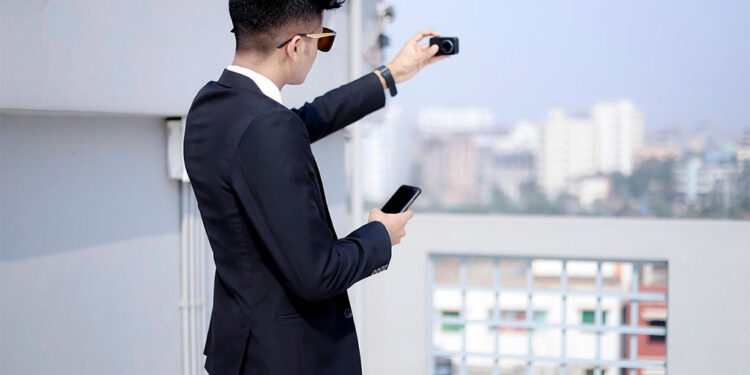 Chega de transformar política em teste de fama