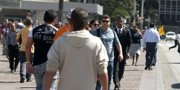 A classe média: o elo que está sendo quebrado
