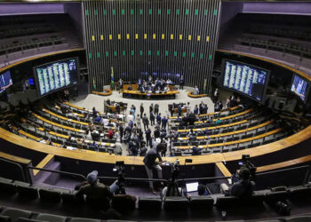 A política e o jogo que está sendo jogado diante dos seus olhos