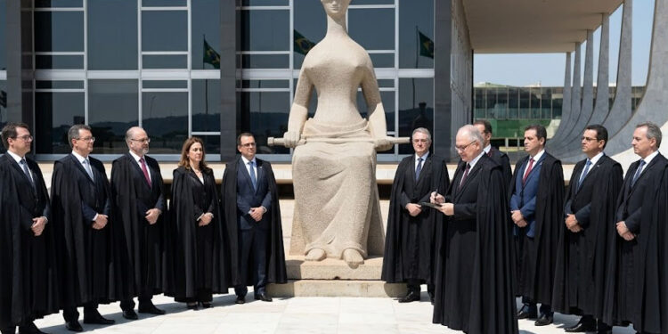 Entre a caneta de um e o silêncio de onze
