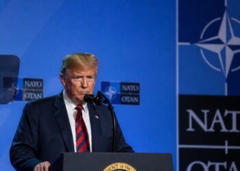 Trump pressiona OTAN a proteger estreito de Ormuz e amplia tensão com Alemanha