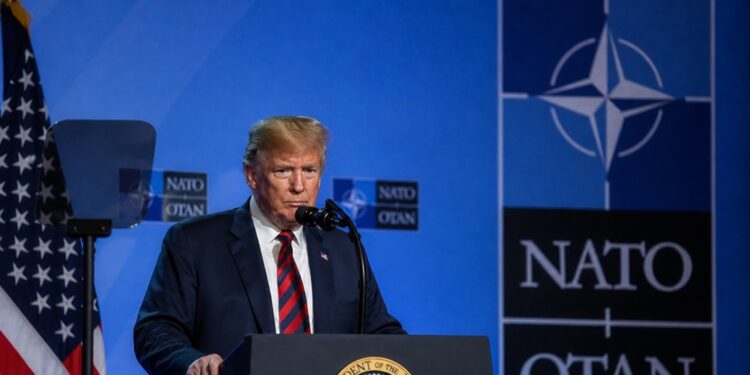 Trump pressiona OTAN a proteger estreito de Ormuz e amplia tensão com Alemanha