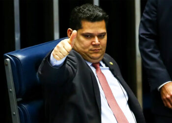 Alcolumbre aciona jurídico para analisar decretos de Lula sobre plataformas digitais