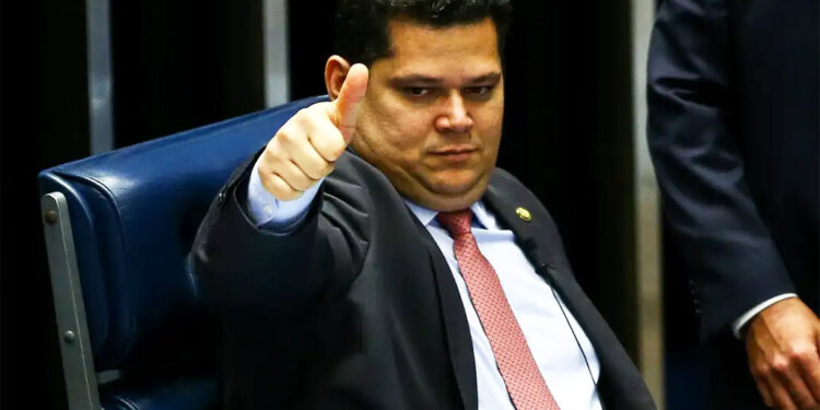 Alcolumbre aciona jurídico para analisar decretos de Lula sobre plataformas digitais