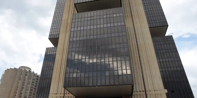 Boletim Focus eleva projeções para inflação e taxa Selic em 2026, aponta Banco Central