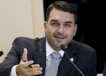 Flávio Bolsonaro viaja aos EUA para encontro com o presidente Trump