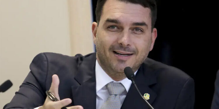 Flávio Bolsonaro viaja aos EUA para encontro com o presidente Trump