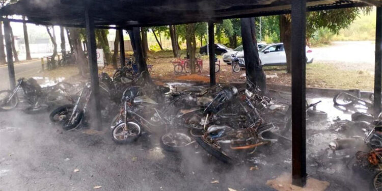 Incêndio em estacionamento da Aperam destrói dezenas de motocicletas em Timóteo