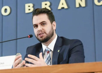 Defesa relata problemas de saúde de Filipe Martins e aponta condições precárias em cela
