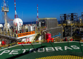 Petrobras anuncia reajuste nos preços da gasolina para as distribuidoras