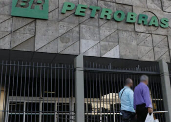 Petrobras sinaliza reajuste na gasolina nos próximos dias, afirma presidente da estatal