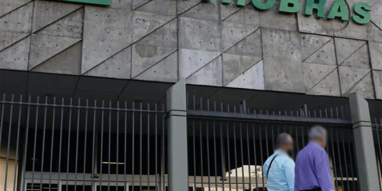 Petrobras sinaliza reajuste na gasolina nos próximos dias, afirma presidente da estatal