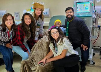Pacientes da hemodiálise recebem toucas e participam de “arraiá” em ação humanizada do Hospital Márcio Cunha