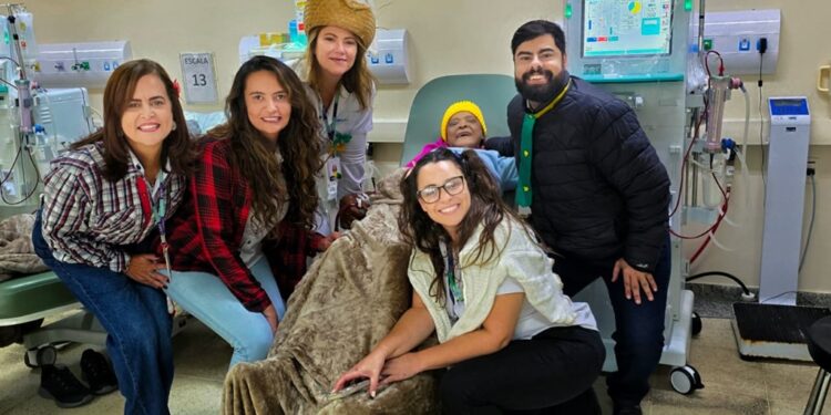 Pacientes da hemodiálise recebem toucas e participam de “arraiá” em ação humanizada do Hospital Márcio Cunha