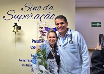 Fé, amor e esperança marcam o tocar do sino de paciente na Oncologia do HMC