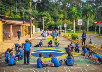 CSFX transforma rua em cenário de Copa do Mundo com participação de alunos e famílias