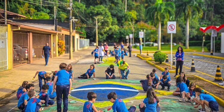 CSFX transforma rua em cenário de Copa do Mundo com participação de alunos e famílias