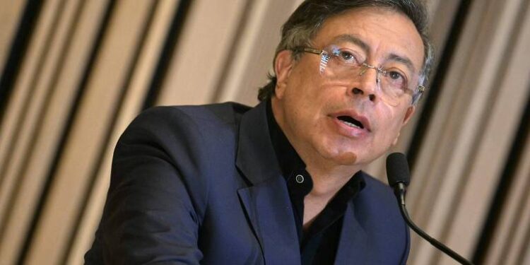 Petro proíbe posse de sucessor em instalação militar colombiana