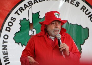 Lula recebe líderes do MST fora da agenda no Planalto