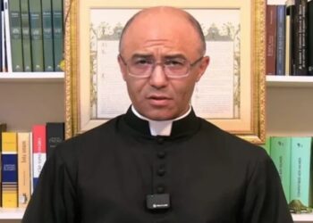 Padre excomungado rejeita punição e mantém missas em Brasília