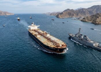 Queda no tráfego de navios no Estreito de Ormuz agrava crise energética