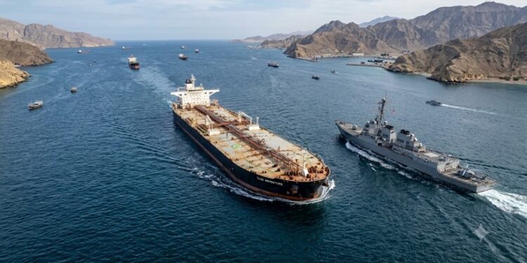 Queda no tráfego de navios no Estreito de Ormuz agrava crise energética