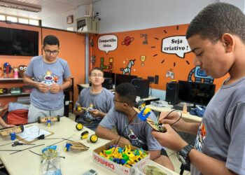 Projeto em Coronel Fabriciano une robótica e teatro gratuitamente