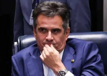 Ministro André Mendonça bloqueia avião de Ciro Nogueira