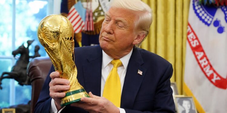Trump entregará troféu da Copa e projeta novo Mundial