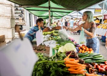 Jovens discutem retorno do escambo diante da pressão econômica