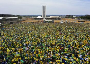 Maioria dos brasileiros se alinha à direita