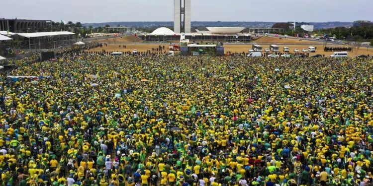 Maioria dos brasileiros se alinha à direita
