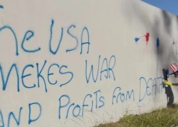 MST faz protesto no muro da Embaixada dos Estados Unidos