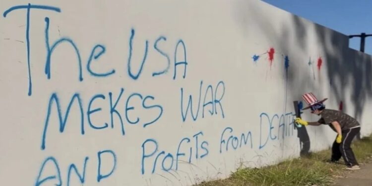 MST faz protesto no muro da Embaixada dos Estados Unidos