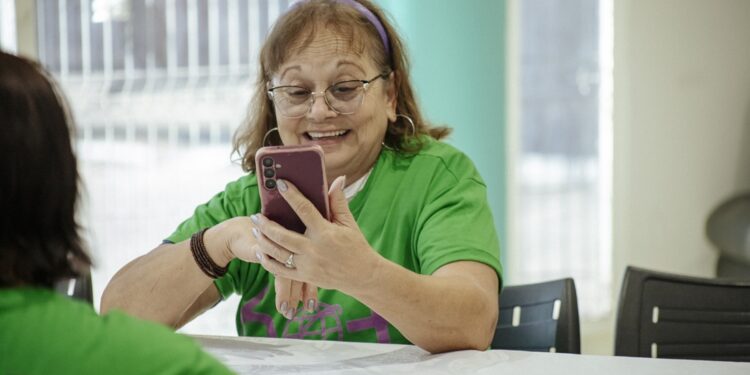 Projeto gratuito ensina tecnologia para idosos em Coronel Fabriciano
