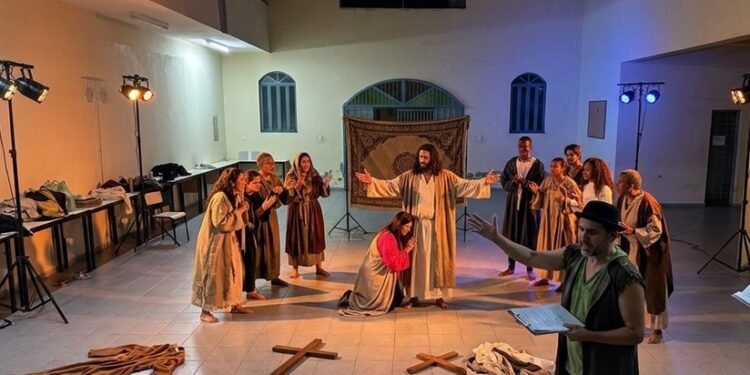 Santana do Paraíso oferece curso gratuito de teatro sacro