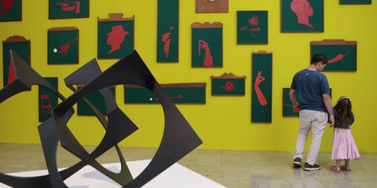 Exposição de Froiid une arte e jogos no Teatro Usiminas