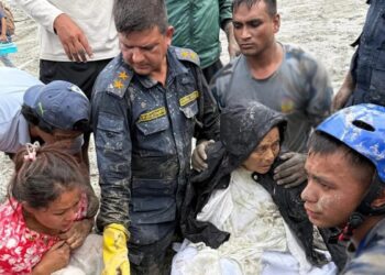 Equipes resgatam dois sobreviventes após deslizamentos no Nepal